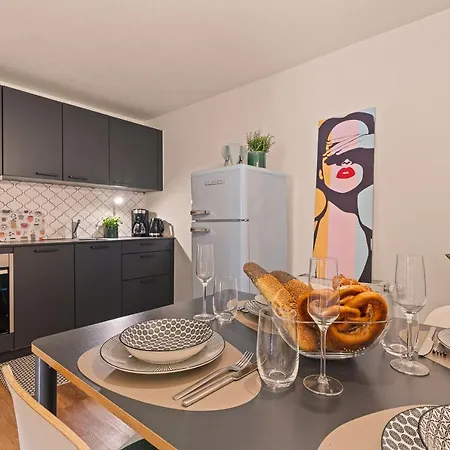 Farbenfrohe Altbauwohnung, Ausstattung *